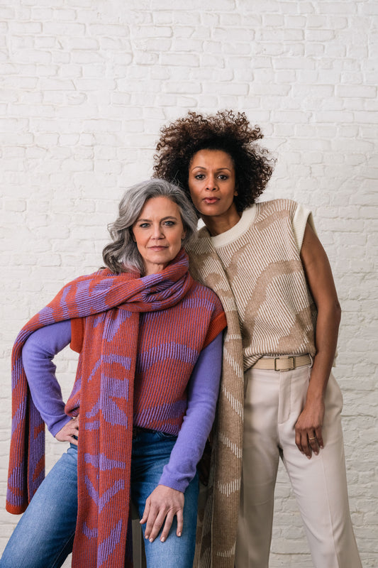 Two women wear the same debardeur with accompanying scarf in two different colors. One wears purple-orange and the other white-beige
