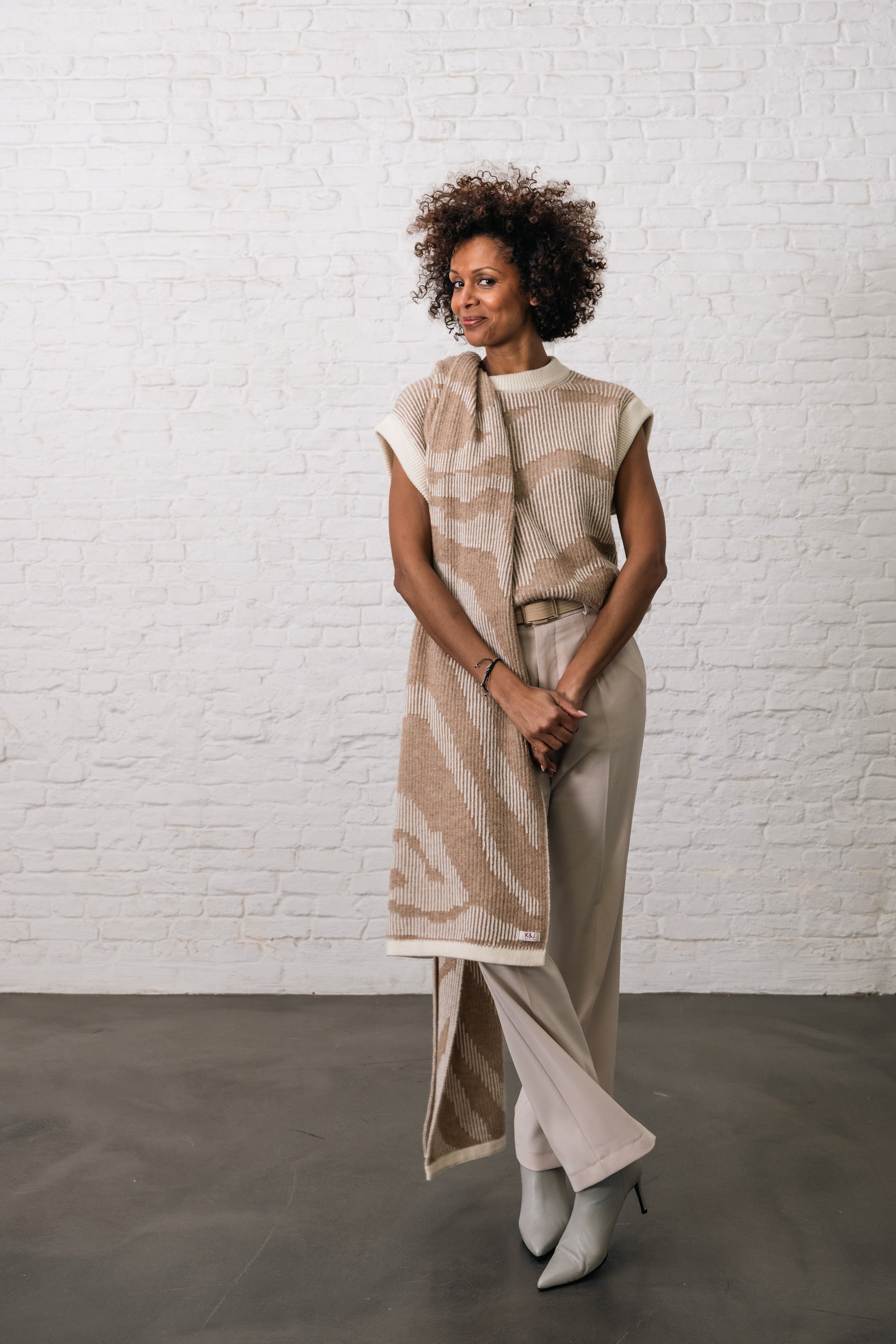 Woman wears white-beige debardeur with print and accompanying scarf in the same print