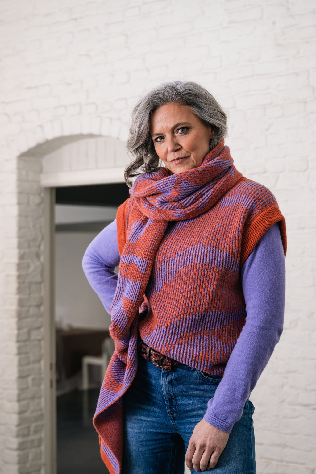 woman wears a lilac-orange debardeur and leather snake belt